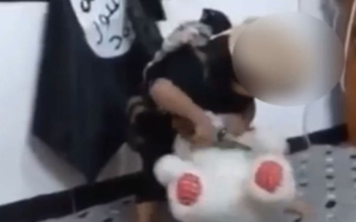 Το ISIS βάζει νήπιο να αποκεφαλίσει… λούτρινο αρκουδάκι