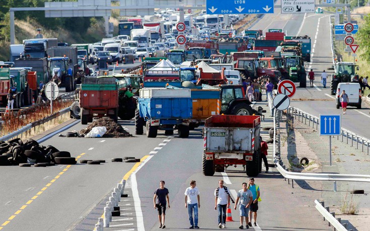 Επιθέσεις γάλλων αγροτών σε ισπανικά φορτηγά