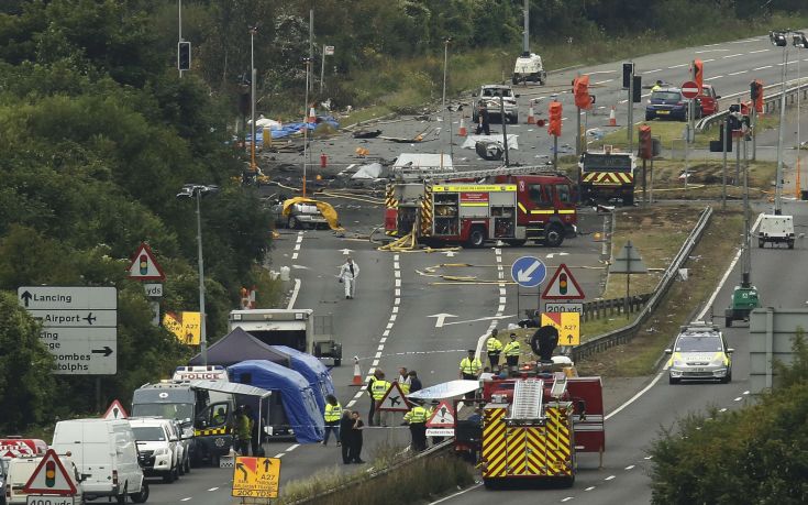 Μικρό αεροσκάφος συνετρίβη σε αυτοκινητόδρομο στη Νότιο Αγγλία