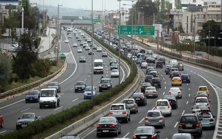 Στο κόκκινο η κίνηση στον Κηφισό μετά την ανατροπή φορτηγού