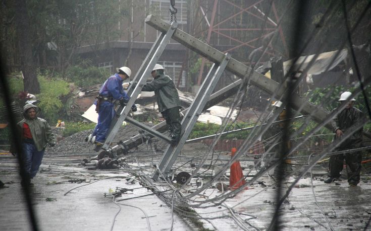 «Φονικός» τυφώνας σαρώνει τις Φιλιππίνες