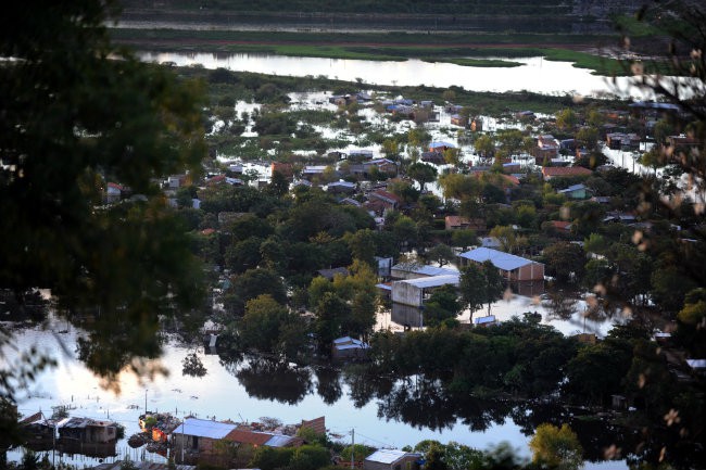 Οι πλημμύρες έδιωξαν 40.000 ανθρώπους από τα σπίτια τους