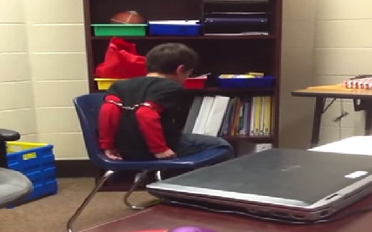 Βίντεο σοκ με αστυνομικό να περνά χειροπέδες σε 8χρονο