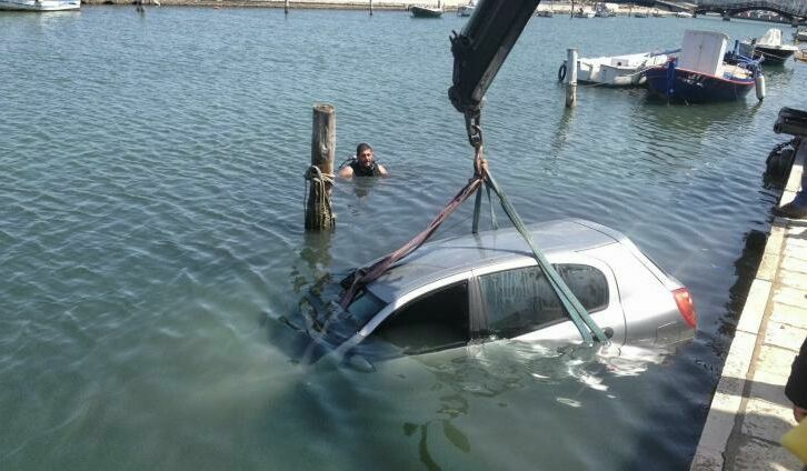 Αυτοκίνητο έπεσε στη θάλασσα στα Καμίνια Αχαΐας, μόνη της βγήκε η οδηγός