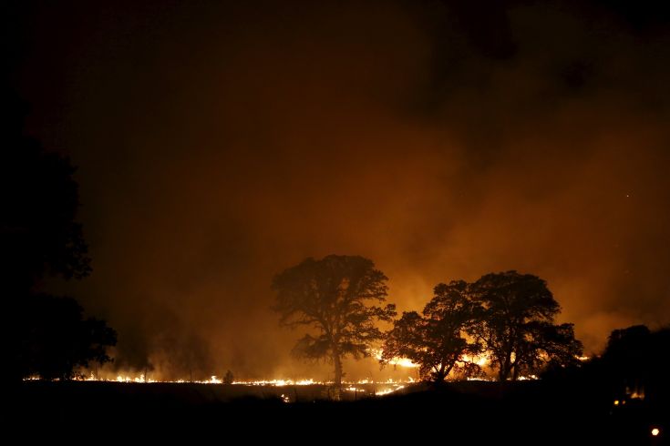 Μαίνονται ανεξέλεγκτες δεκάδες πυρκαγιές στην Καλιφόρνια