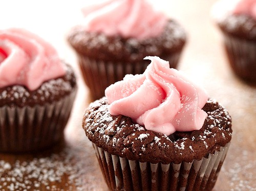 Cupcakes σοκολάτας με ροζ επικάλυψη
