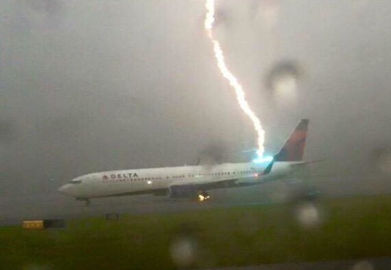 Κεραυνός χτυπά αεροσκάφος στο αεροδρόμιο