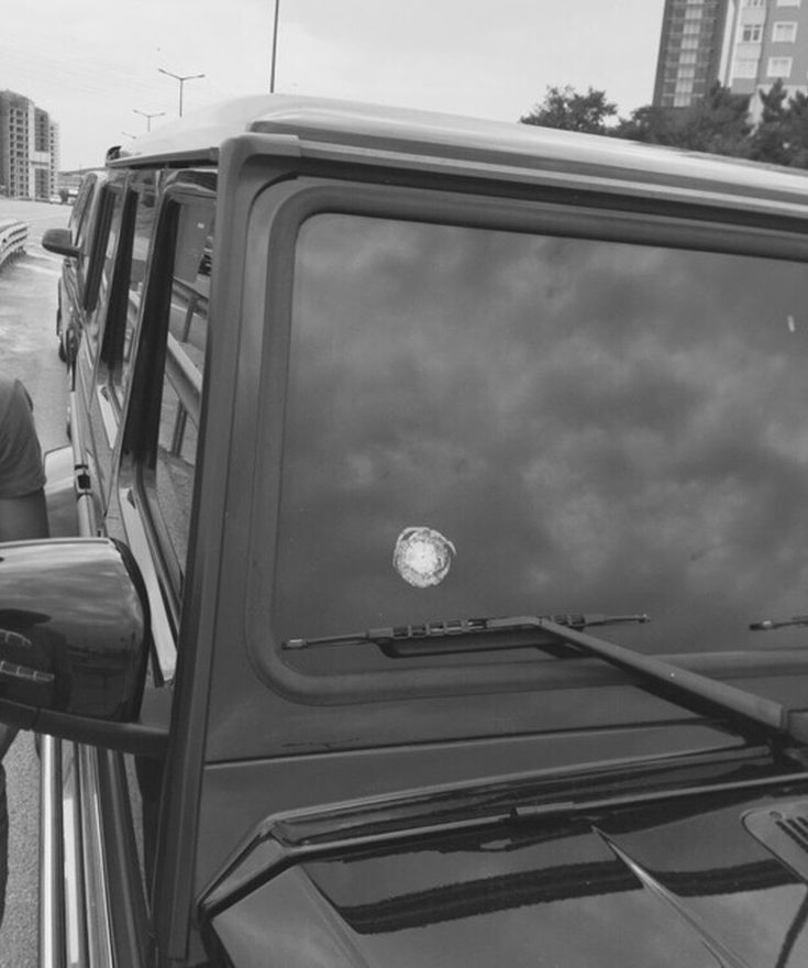 FENERBAHCE KULUBU, BUGUN OGLEN SAATLERINDE MEHMET TOPAL'IN ARACINA, OYUNCU ARAC ICERISINDEYKEN SILAHLI SALDIRI DUZENLENDIGINI ACIKLADI / FOTO:DHA