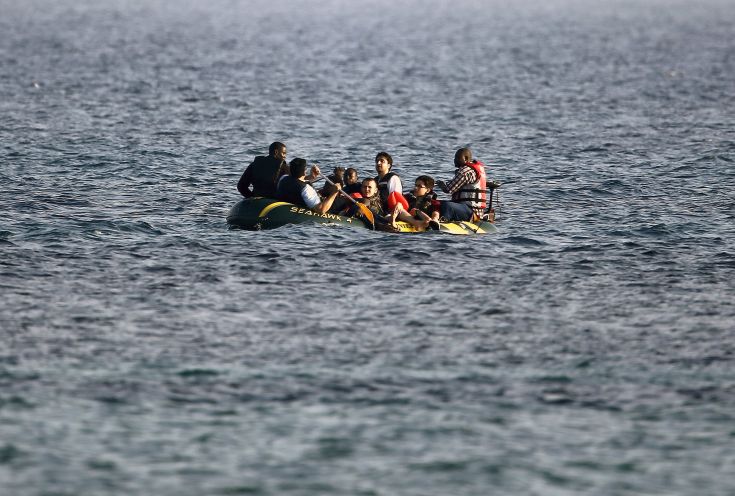 Ντοκουμέντο: Τουρκική ακταιωρός «συνοδεύει» φουσκωτό με μετανάστες στη Λέσβο