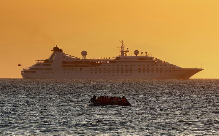 Η ασφάλεια των μεταναστών κρατάει κλειστούς του καταπέλτες του πλοίου στην Κω