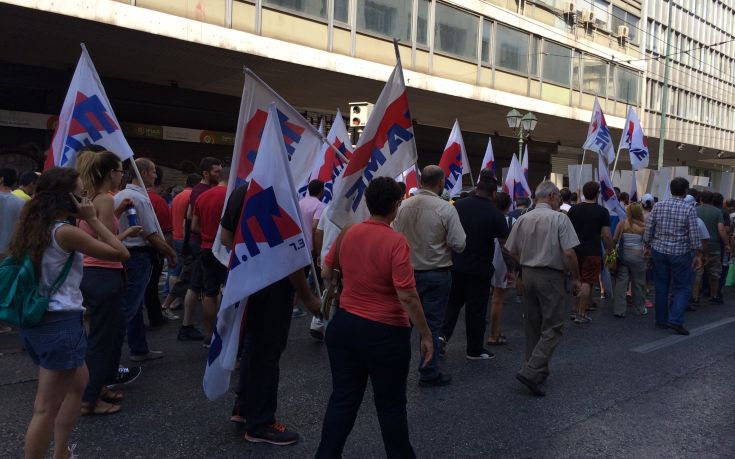 Έξω από το υπουργείο Εργασίας το ΠΑΜΕ