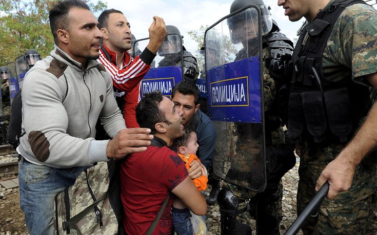 Δέκα τραυματίες από την ένταση και τα δακρυγόνα σε μετανάστες στα σύνορα με την πΓΔΜ