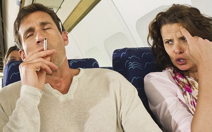 Γιατί απαγορεύεται το κάπνισμα στα αεροπλάνα παρότι υπάρχουν τασάκια
