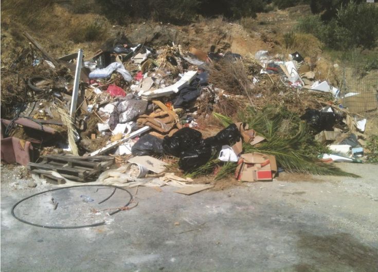 Γεμάτη σκουπίδια τουριστική περιοχή στο Ρέθυμνο