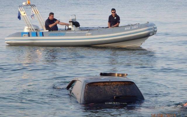 «Βουτιά» στη θάλασσα με το αυτοκίνητο