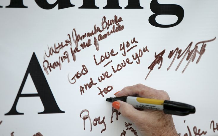 A women signs a memorial for journalists who died in a shooting outside of the offices of WDBJ7 in Roanoke, Virginia A women signs a memorial for journalists who died in a shooting outside of the offices of WDBJ7 in Roanoke, Virginia