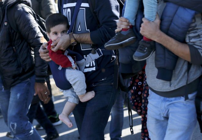 Εθελοντές ράβουν μάρσιπους για να κουβαλούν οι πρόσφυγες τα μωρά τους