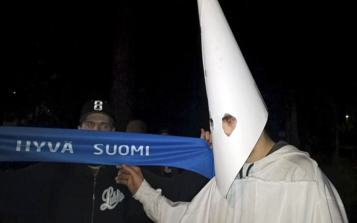 Επίθεση σε πρόσφυγες με τη μάσκα της Κου Κλουξ Κλαν