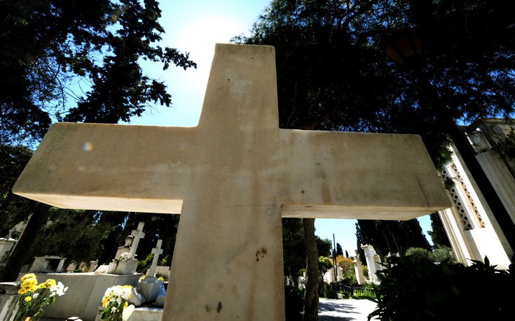 Μυστήριο με την άγρια δολοφονία νεαρής γυναίκας μέσα στο Β’ Νεκροταφείο στα Άνω Πατήσια