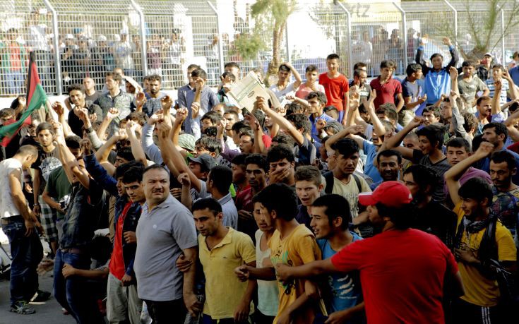 Έκοψαν την πόλη στη μέση οι πρόσφυγες στη Μυτιλήνη