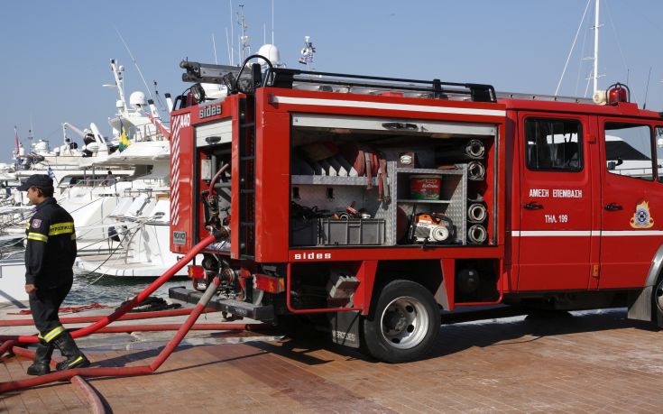 Υπό έλεγχο η φωτιά στη θαλαμηγό στον Άγιο Κοσμά