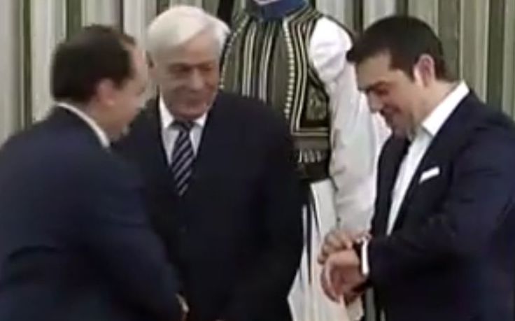 Ο αργοπορημένος υπουργός και… τα μαρσαρίσματα έξω από το Προεδρικό Μέγαρο