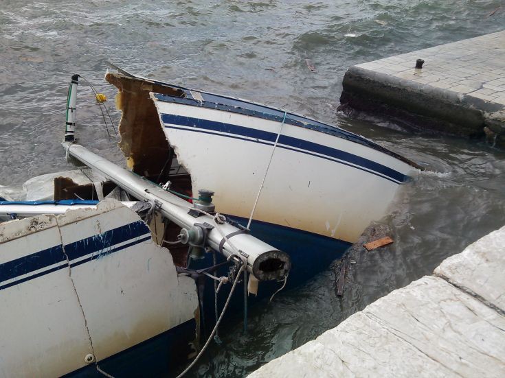 Μπουρίνι έκοψε στη μέση σκάφη