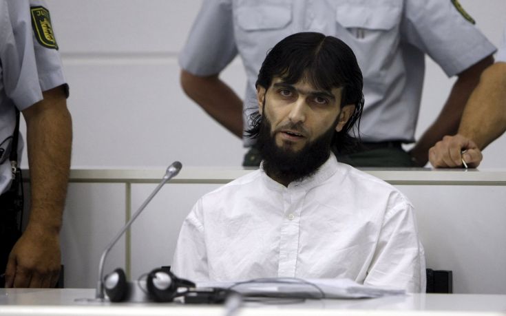 Iraqi defendant Rafik Y. awaits his verdict in a court room in Stuttgart Stammheim in this July 15, 2008 file photo. German police said on September 17, 2015 that they had shot dead a man they described as a convicted member of a terrorist group after he attacked a policewoman in western Berlin with a knife. German media identified the man as Rafik Y. In 2008, three men, including one named Rafik Mohamad Yousef, were convicted in Germany of hatching a plot to kill Iraqi prime minister Ayad Allawi during a visit to Berlin in 2004. REUTERS/Alex Grimm/Files ATTENTION EDITORS - BY REQUEST FROM THE GERMAN COURTS, THE FACE OF THE SUSPECT MUST BE PIXELISED. TEMPLATE OUT Iraqi defendant Rafik Y. awaits his verdict in a court room in Stuttgart Stammheim in this July 15, 2008 file photo. German police said on September 17, 2015 that they had shot dead a man they described as a convicted member of a terrorist group after he attacked a policewoman in western Berlin with a knife. German media identified the man as Rafik Y. In 2008, three men, including one named Rafik Mohamad Yousef, were convicted in Germany of hatching a plot to kill Iraqi prime minister Ayad Allawi during a visit to Berlin in 2004. REUTERS/Alex Grimm/Files ATTENTION EDITORS - BY REQUEST FROM THE GERMAN COURTS, THE FACE OF THE SUSPECT MUST BE PIXELISED. TEMPLATE OUT
