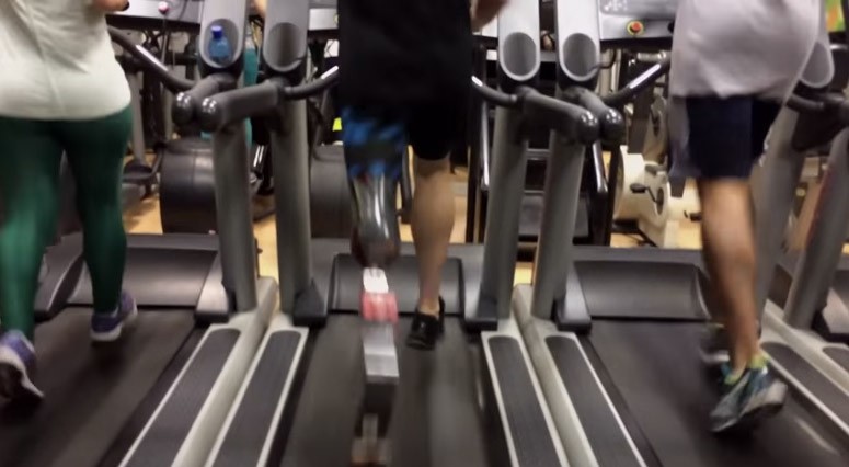 Αθλητές παραολυμπιακών εισβάλλουν σε γυμναστήριο