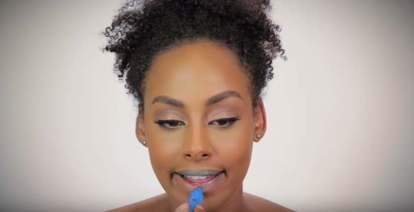 Μια γυναίκα, δώδεκα διαφορετικά χρώματα στα χείλη