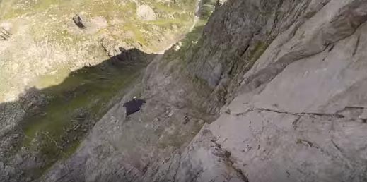 Εξωφρενική πτήση με wingsuit