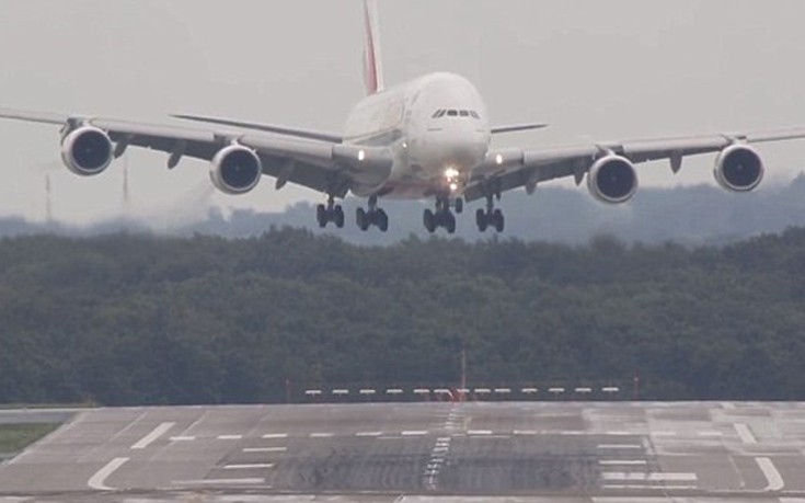 Εντυπωσιακή προσγείωση Airbus Α380 με πλευρικούς ανέμους