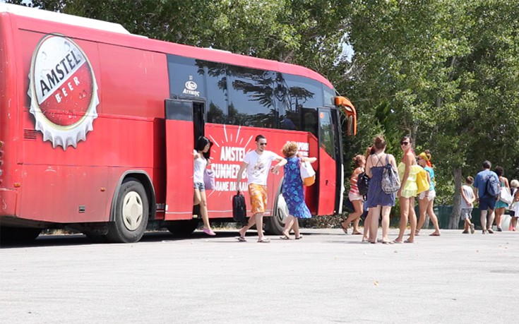 Βουτιές σε παραλίες της Αττικής «κέρασε» η AMSTEL