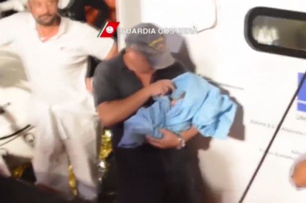 Σκάφος της ιταλικής ακτοφυλακής έγινε… μαιευτήριο