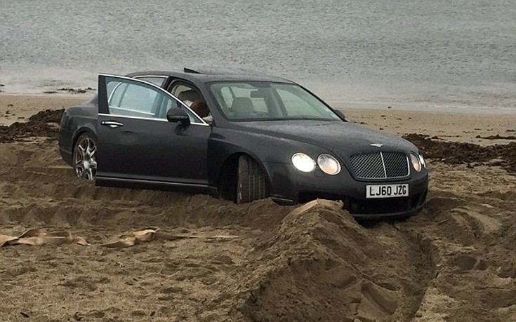 Όταν μια Bentley κόλλησε στην άμμο