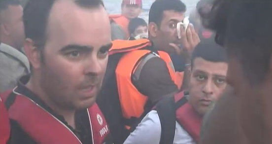 Βίντεο μέσα από βάρκα με πρόσφυγες στο ταξίδι από Τουρκία για Ελλάδα