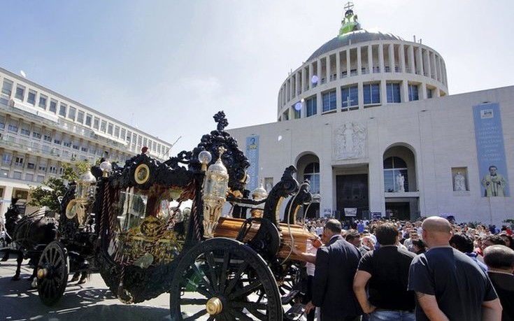 Μετά την «ιλουστρασιόν» κηδεία εμφανίστηκαν σε τοκ σόου