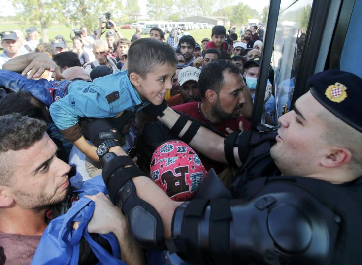 Σκηνές χάους με τους μετανάστες στην Κροατία