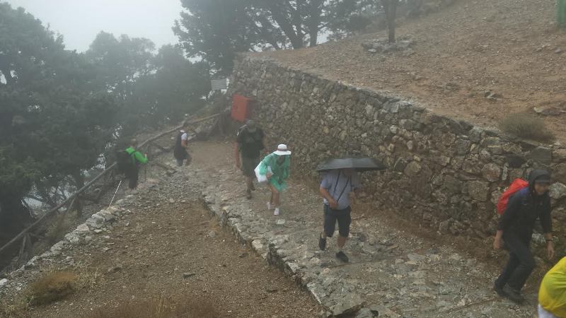 Ξαφνική καταιγίδα εγκλώβισε 57 τουρίστες στο φαράγγι της Σαμαριάς