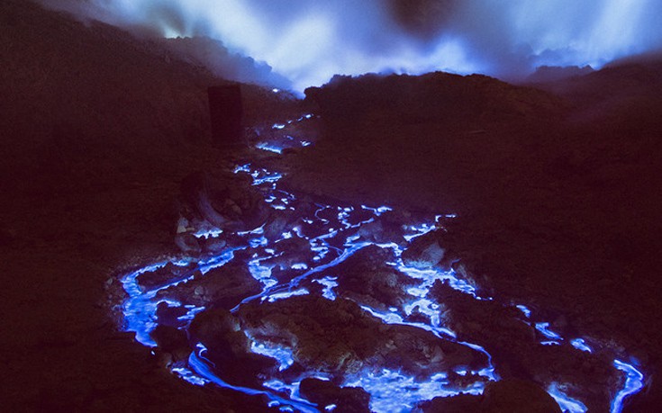 Το απόκοσμο ηφαίστειο που εκτοξεύει μπλε λάβα