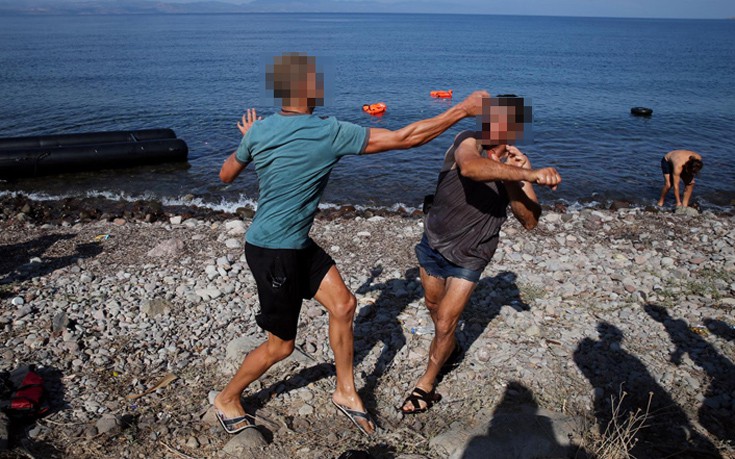Έλληνες παίζουν ξύλο για το ποιος θα πάρει τη μηχανή από λέμβο προσφύγων