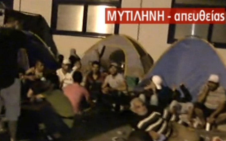 Γεμάτο με σκηνές προσφύγων το λιμάνι της Μυτιλήνης