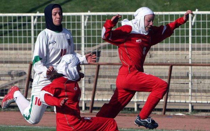 Το γυναικείο ποδόσφαιρο στο Ιράν δέχεται ένα φαλλοκρατικό πλήγμα