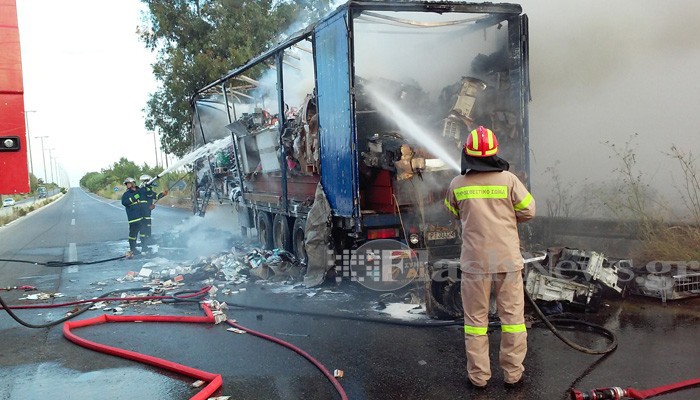 Νταλίκα τυλίχθηκε στις φλόγες στην εθνική οδό Χανίων-Κισάμου