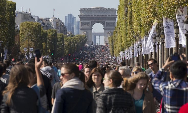 Πεζοί και ποδηλάτες κατέλαβαν το κέντρο του Παρισιού