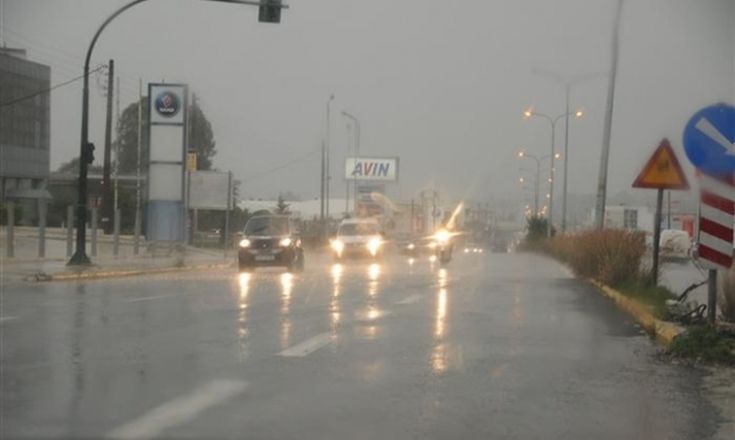 Πλημμύρισαν μαγαζιά και υπόγεια στο κέντρο της Πάτρας