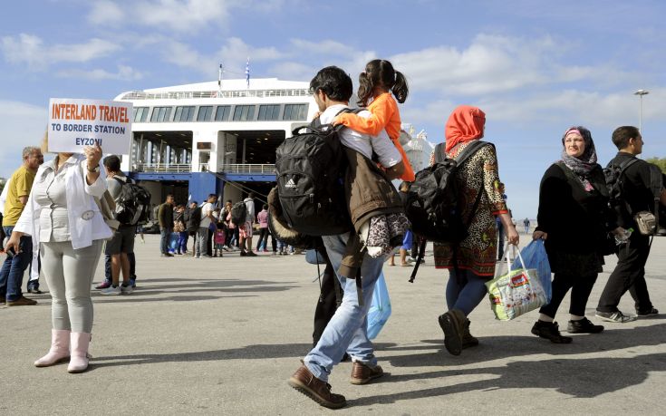 Στο λιμάνι του Πειραιά το «Νήσος Ρόδος» με 270 μετανάστες και πρόσφυγες