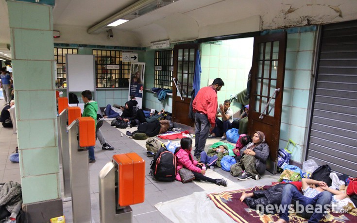 Στις αποβάθρες του σταθμού «Βικτώρια» βρήκαν καταφύγιο οι μετανάστες