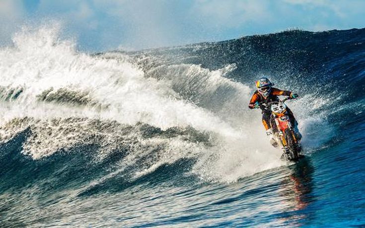 O Robbie Maddison σερφάρει με μοτοσυκλέτα