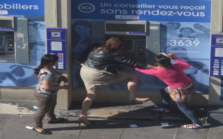 Γυναίκα μένει αβοήθητη την ώρα που την κλέβουν στο κέντρο του Παρισιού